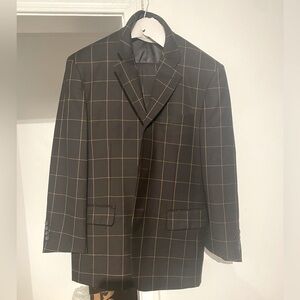 Men suit with a 38 in the jacket and 32 regular in the pants.
